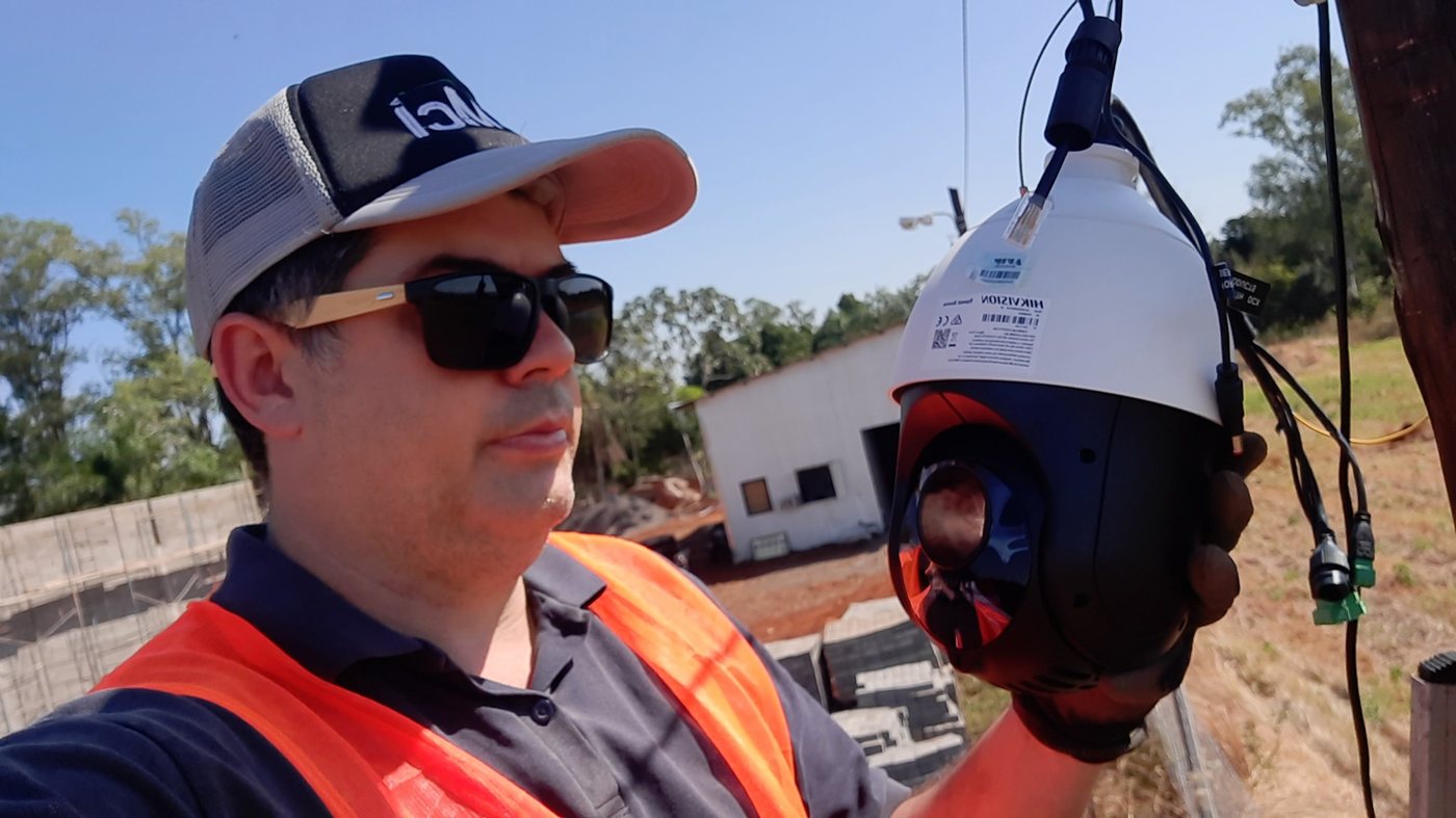 Técnico MCI trabajando con cámara PTZ